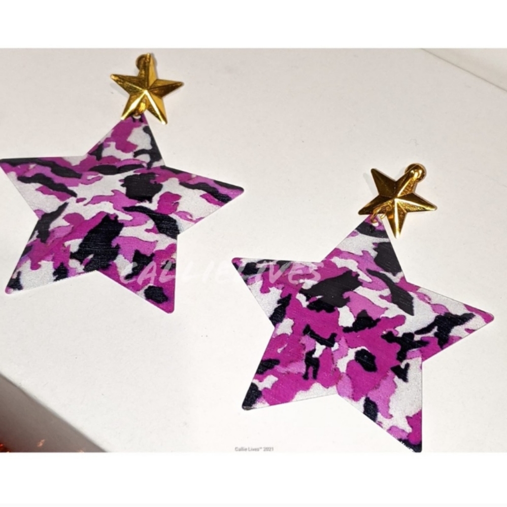 ❗ CLEARANCE ❗ Purple Camouflage Star Lightweight Metal 3D Earrings - Picture 4 of 4